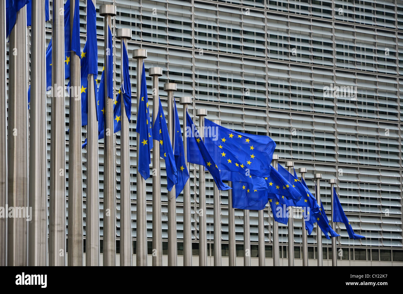 Europäische Union Flaggen vor Europäische Kommission Gebäude im Berlaymont-Gebäude in Brüssel, Belgien Stockfoto