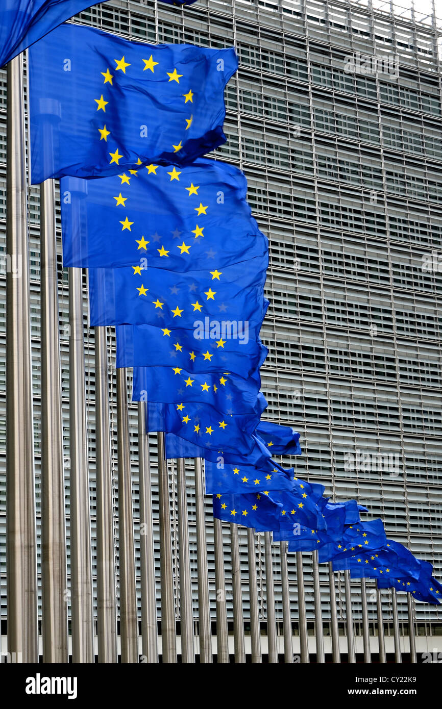 Europäische Union Flaggen vor Europäische Kommission Gebäude im Berlaymont-Gebäude in Brüssel, Belgien Stockfoto