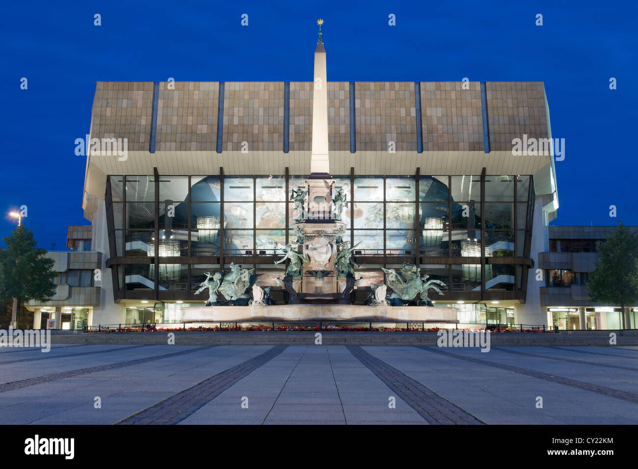 Leipziger Concert Hall (Gewandhaus) und Mendebrunnen in der Dämmerung Stockfoto