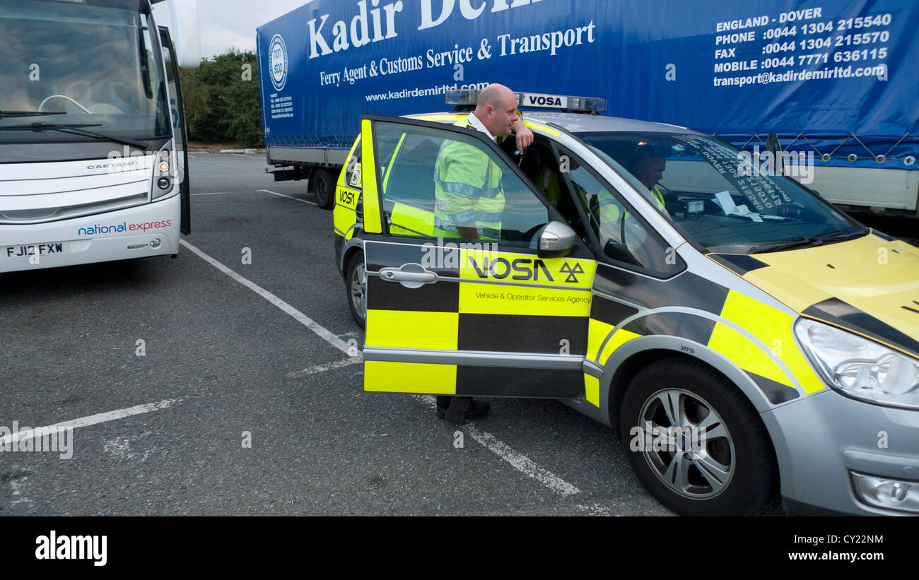 Offiziere der das Fahrzeug & Operator Services Agentur VOSA gestoppt auf Parkplatz in der Nähe der M4 Autobahn England UK Stockfoto