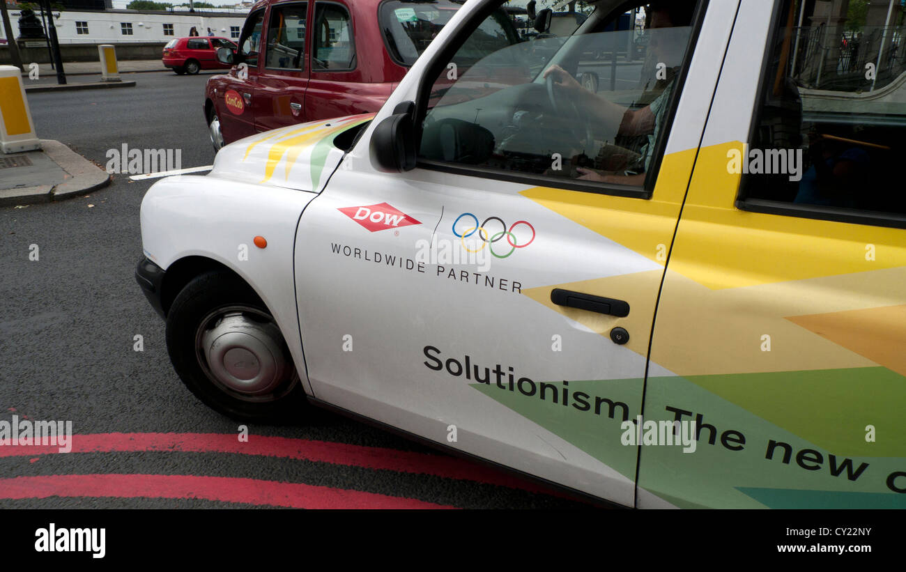 Sponsoring der Olympischen Spiele 2012 in London Dow partner Werbung auf der Seite ein London Taxi England UK Stockfoto