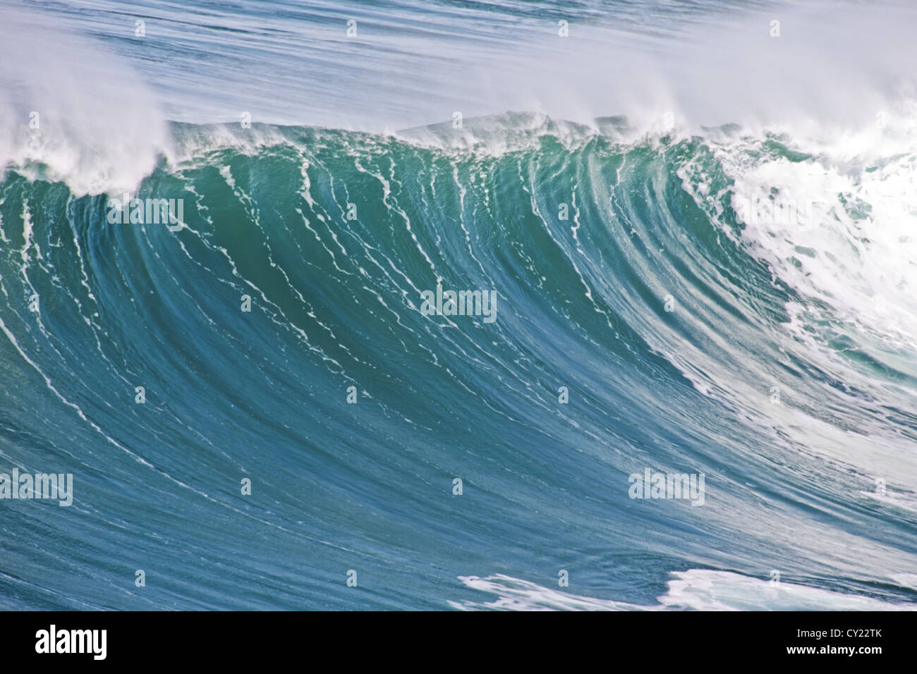 Unglaublich riesige Welle am Atlantischen Ozean Stockfoto