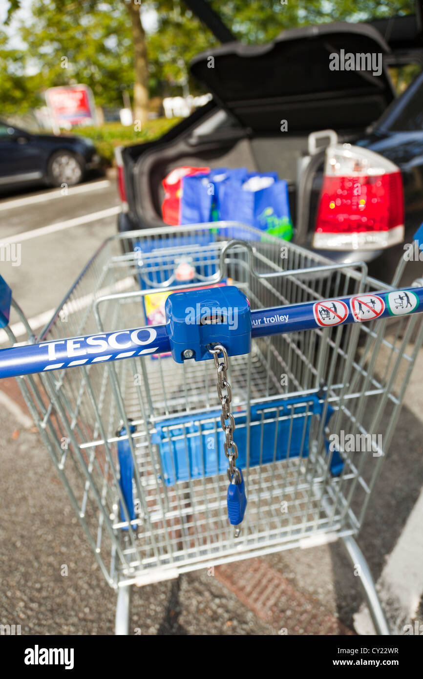 Laden den wöchentlichen Shop in den Kofferraum des Autos. Stockfoto