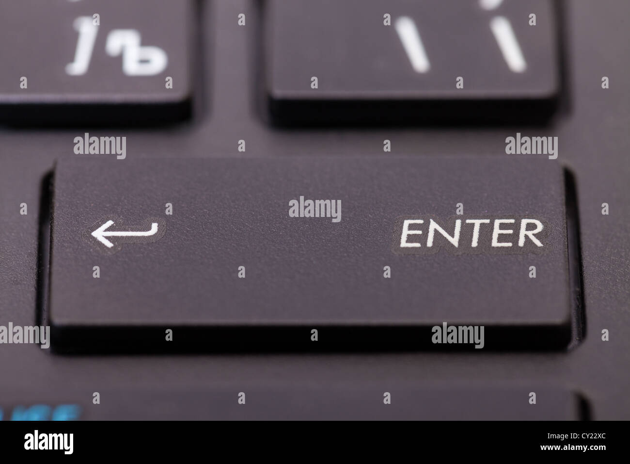 Nahaufnahme der Enter-Taste auf einer Computertastatur oder Rechner mit einem Pfeil auf der linken Seite Stockfoto