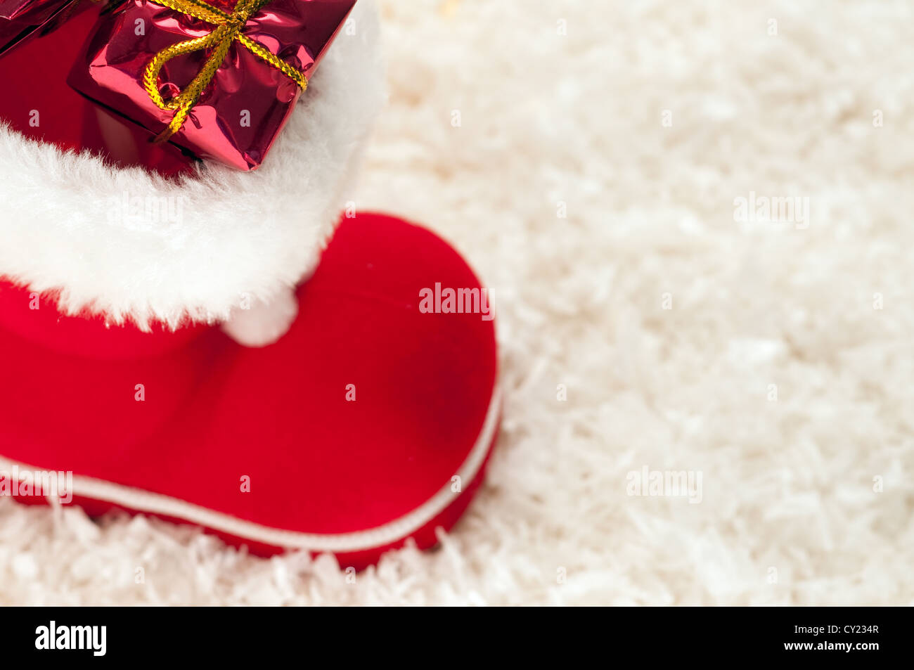 Rot Weihnachten Boot mit Geschenken auf weißem Hintergrund mit anstehenden Stockfoto