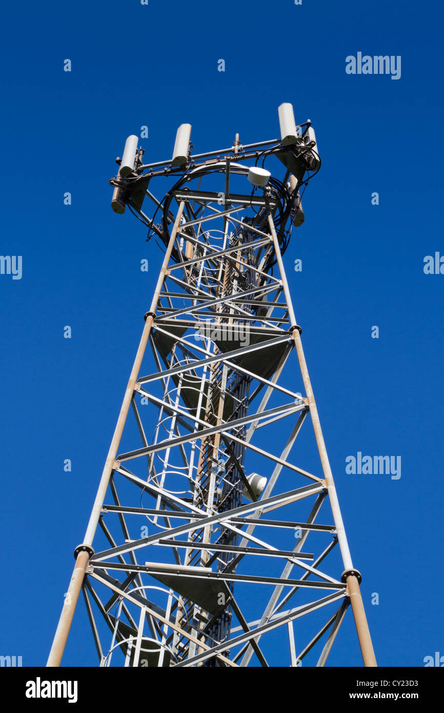 Oberen Bereich der Mikrowellen-Relais-Turm gegen klar blauen Himmel Stockfoto