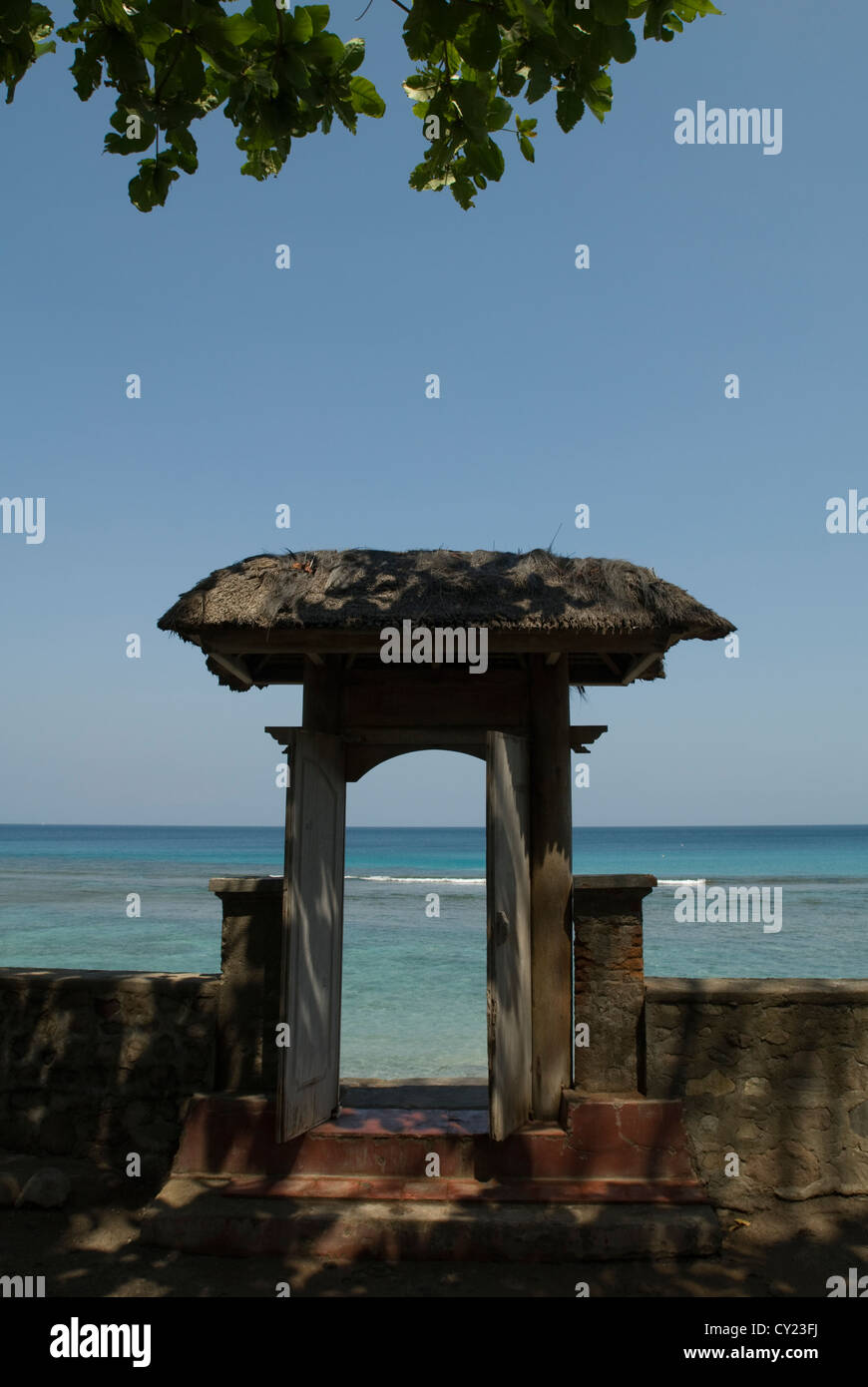 Ein Gateway lädt den Besucher auf Mengsit Strand auf Lombok, Indonesien Stockfoto