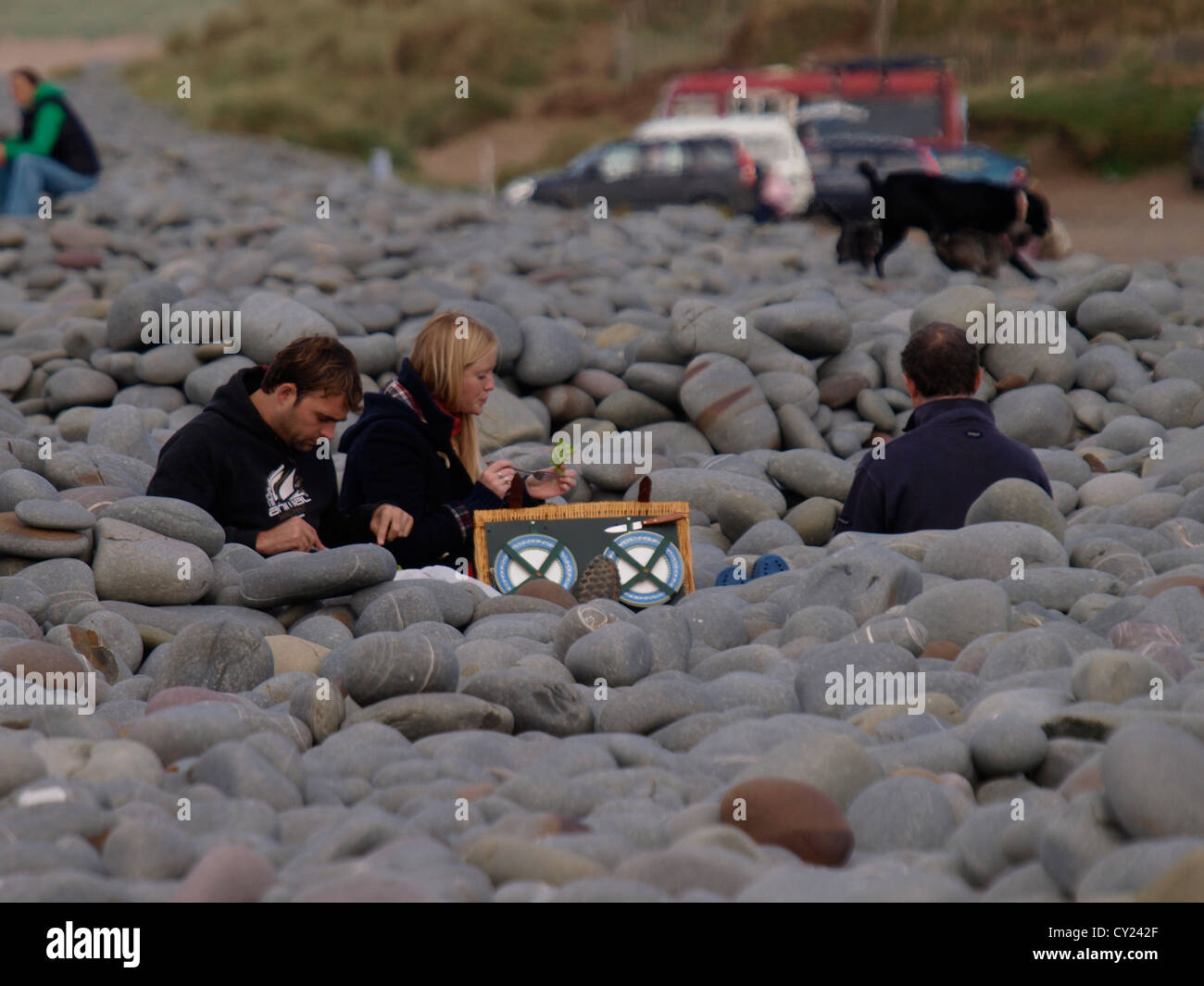 Picknick unter den Kieselsteinen, Westward Ho!, Devon, UK Stockfoto