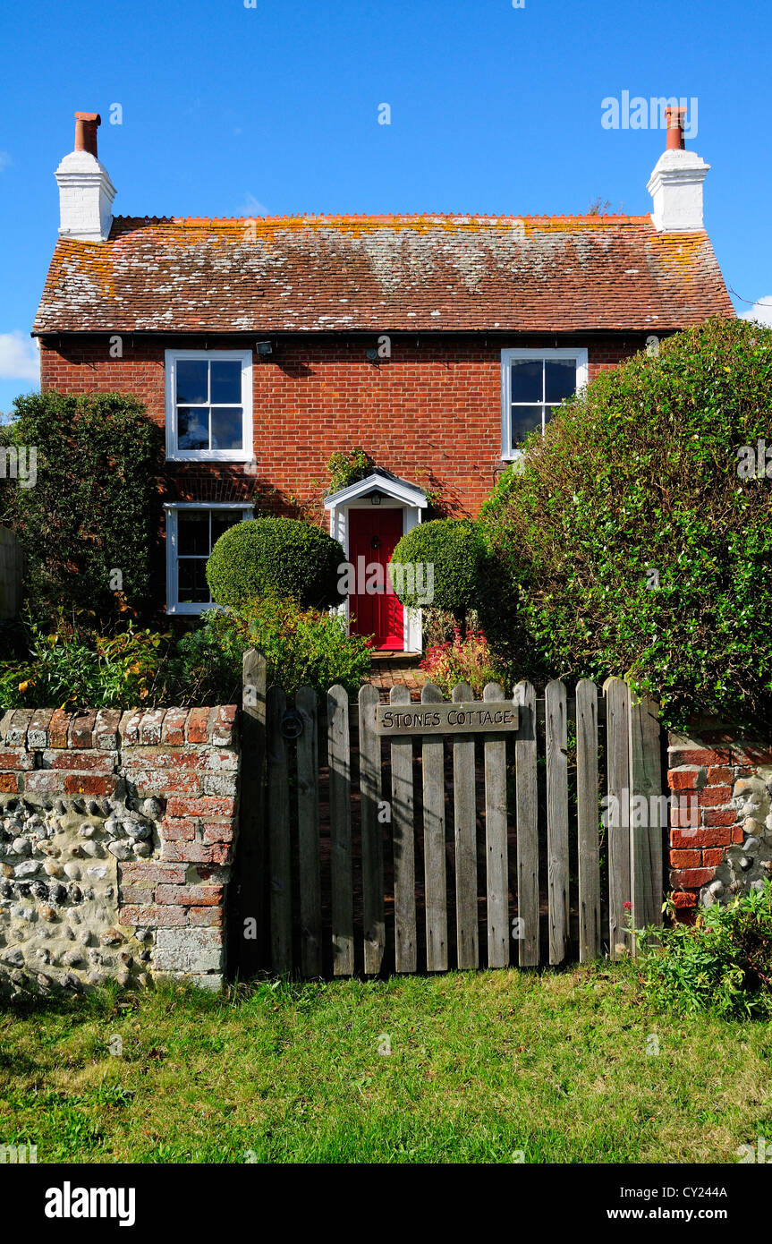 Eines der alten Ferienhäuser im Dorf von West Wittering in der Nähe von Chichester, West Sussex, England Stockfoto