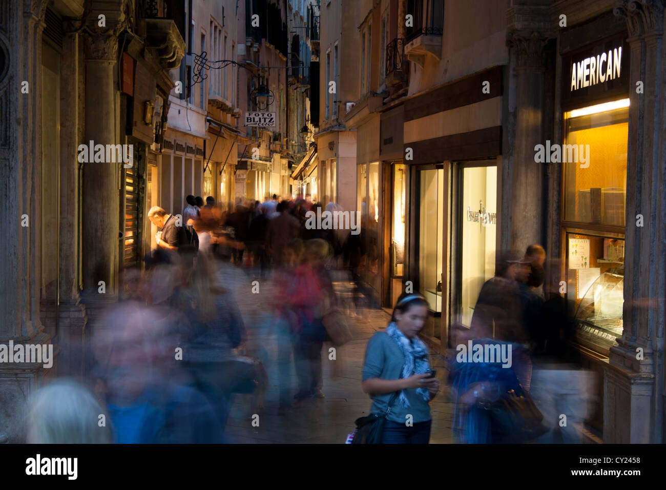 luxury-shops-in-venice-italy-fotos-und-bildmaterial-in-hoher