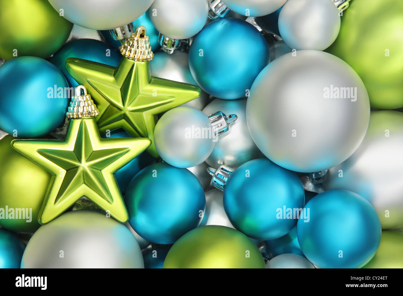 Nahaufnahme auf Glitzer Sterne und glänzende Kugeln, Weihnachten Deocration. Stockfoto