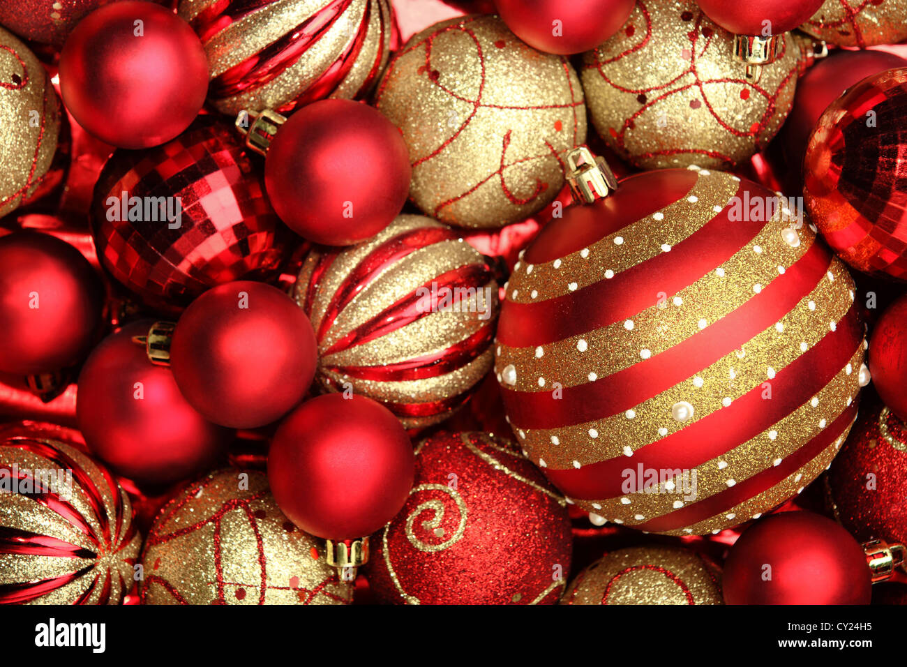 Rote und Goldene Weihnachten Kugeln Hintergrund. Stockfoto