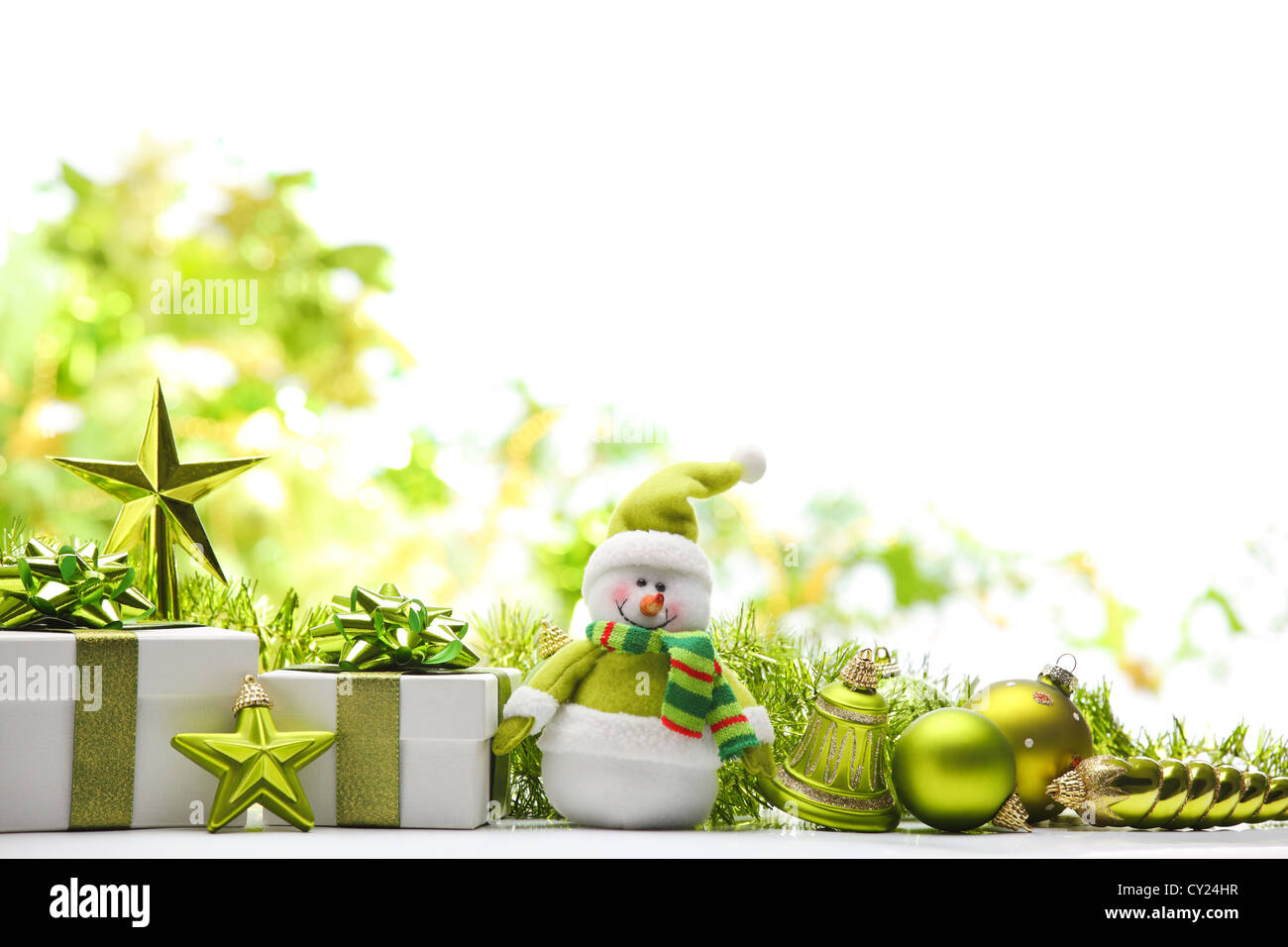 Weihnachtsschmuck, Schneemann und Geschenke auf abstrakten Hintergrund. Stockfoto