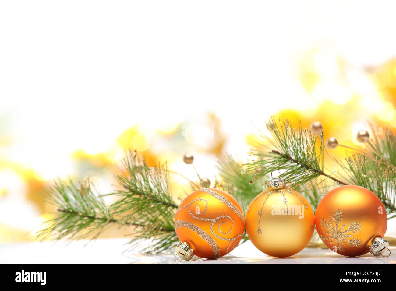 Nahaufnahme des goldenen Weihnachtskugeln auf festlichen Hintergrund. Stockfoto