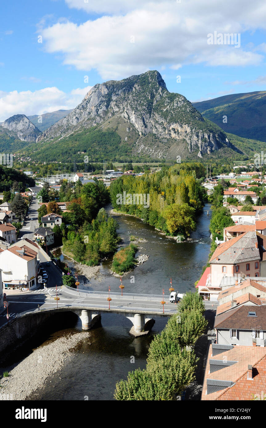 Überblick über die Stadt, Fluss und Landschaft, Tarascon-Sur-Ariège, Ariege, Midi-Pyrenäen, Frankreich Stockfoto