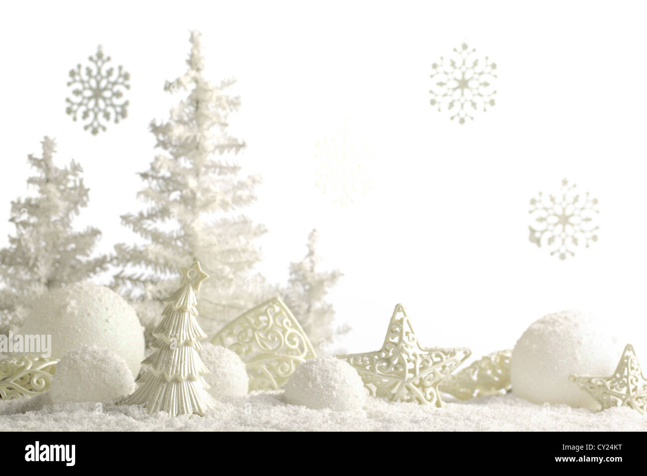 Christbaumschmuck auf Schnee. Stockfoto