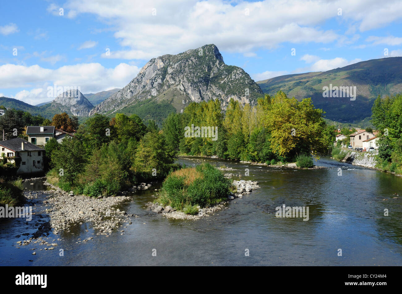 Überblick über Fluss und Landschaft, Tarascon-Sur-Ariège, Ariege, Midi-Pyrenäen, Frankreich Stockfoto