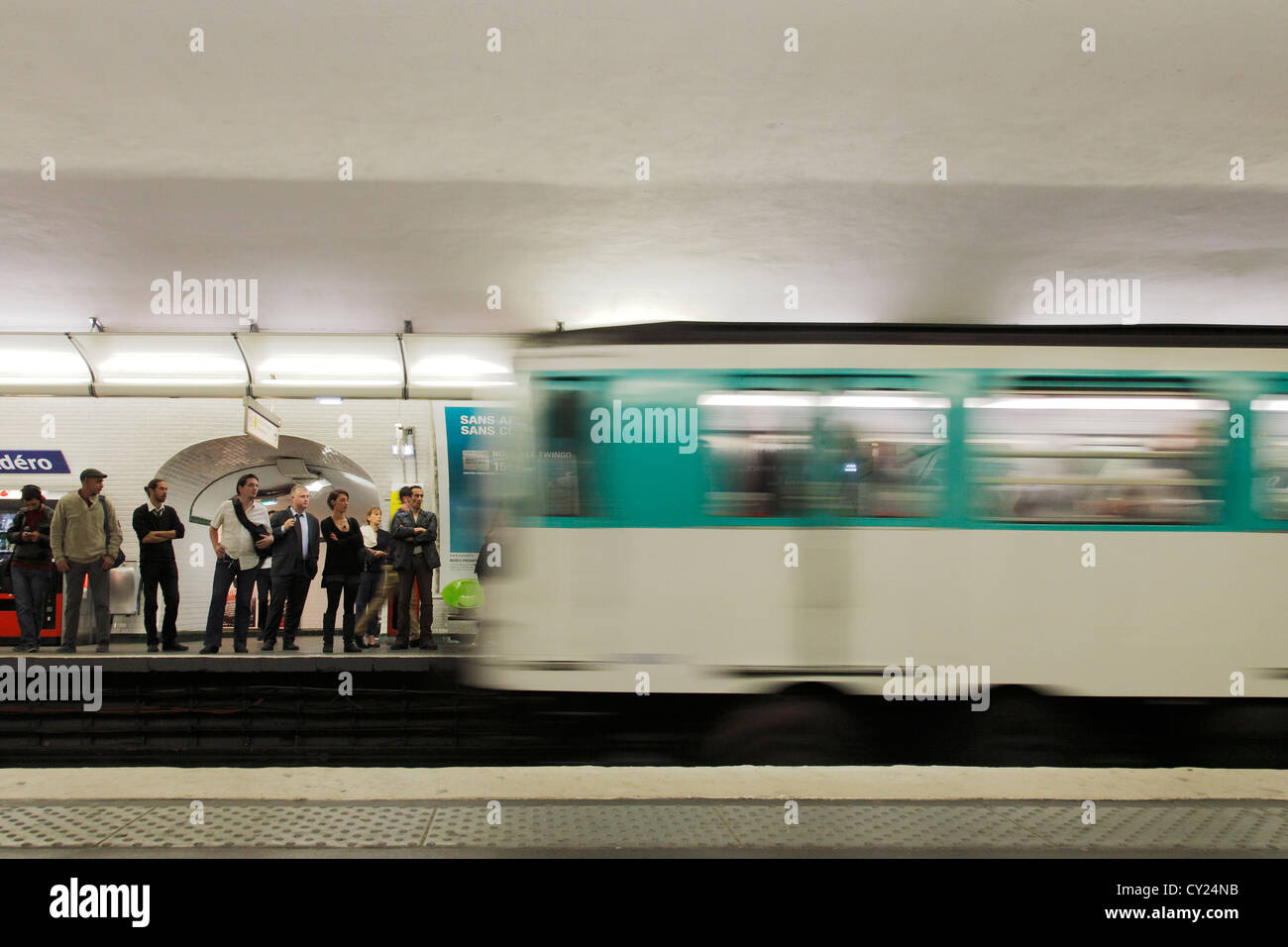 ankommenden Zug an der u-Bahn Station Trocadero in Paris Stockfoto