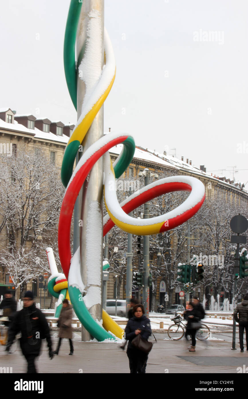 Eine verschneite Ago e Filo Skulptur von Klaus Oldenburg in Mailand Piazzale Cadorna, Italien, photoarkive Stockfoto