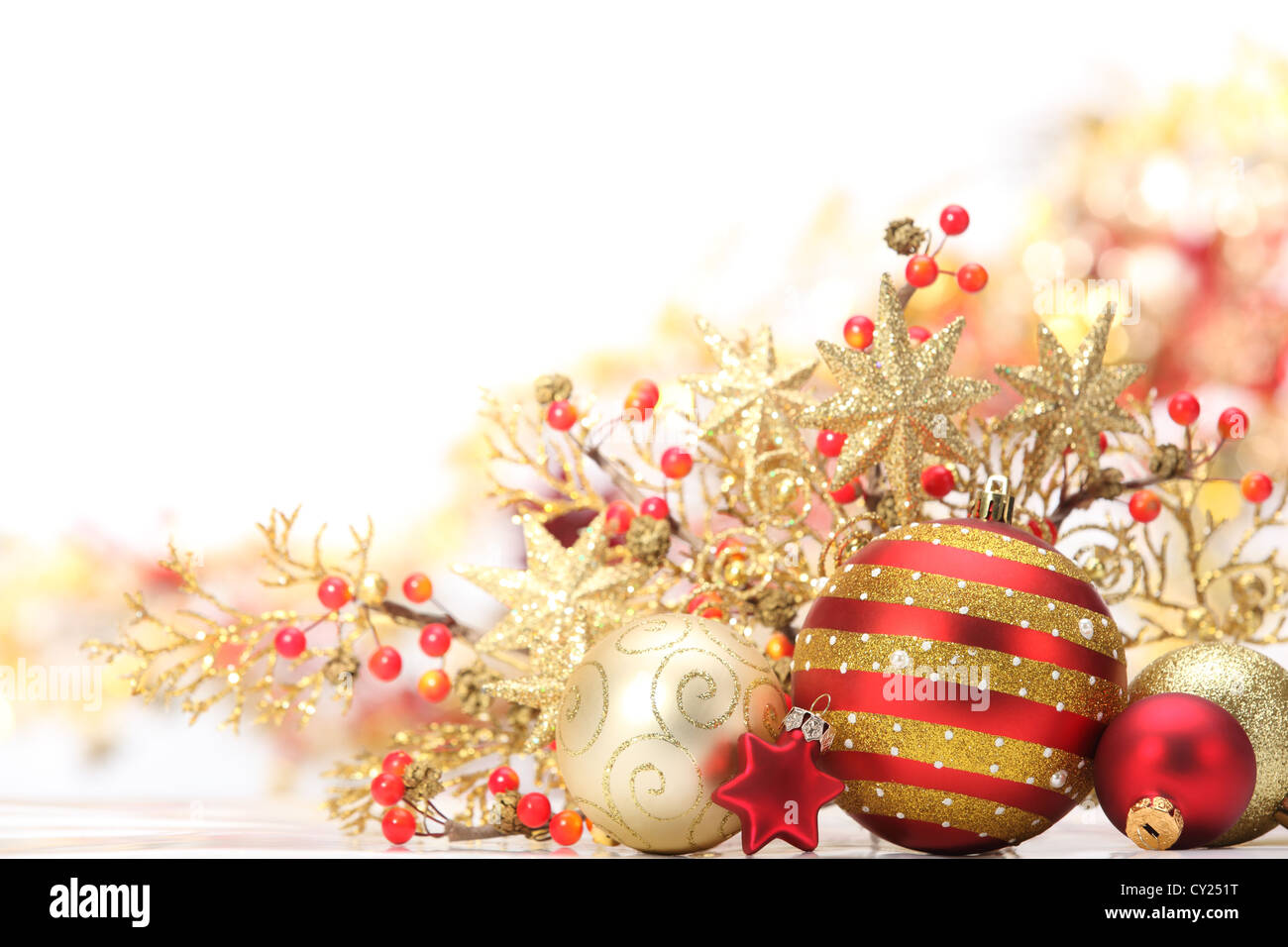 Nahaufnahme von goldenen und roten Weihnachtskugeln auf festlichen Hintergrund. Stockfoto