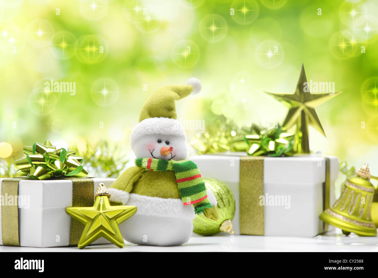Schneemann und Geschenk-Boxen auf abstrakten Hintergrund Stockfoto