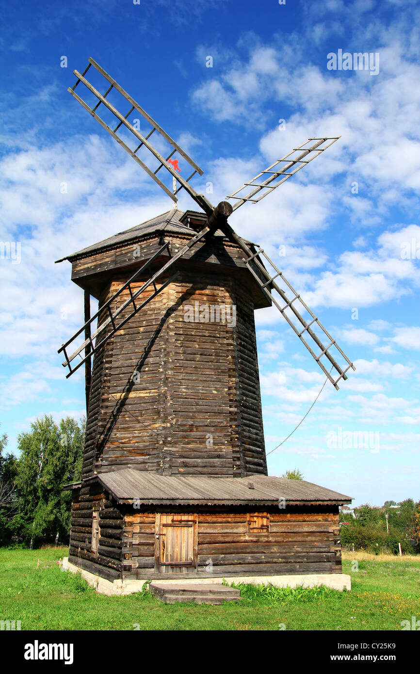 Hölzerne Windmühle des XIX. Jh. in Susdal, Russland Stockfoto