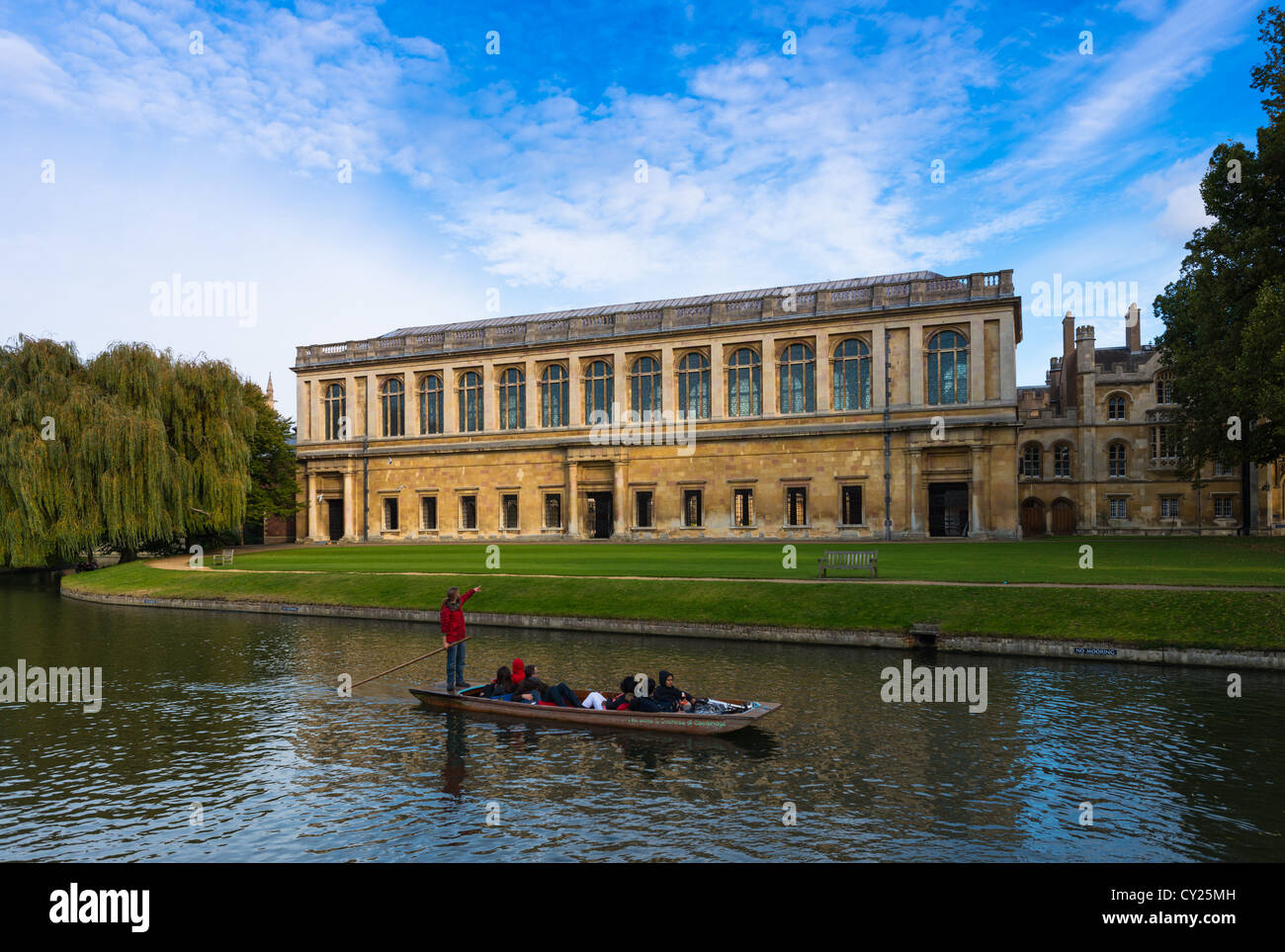 Die Wren Library, Trinity College in Cambridge, mit Stechkahn fahren vor, auf dem Fluss Cam, UK. Stockfoto