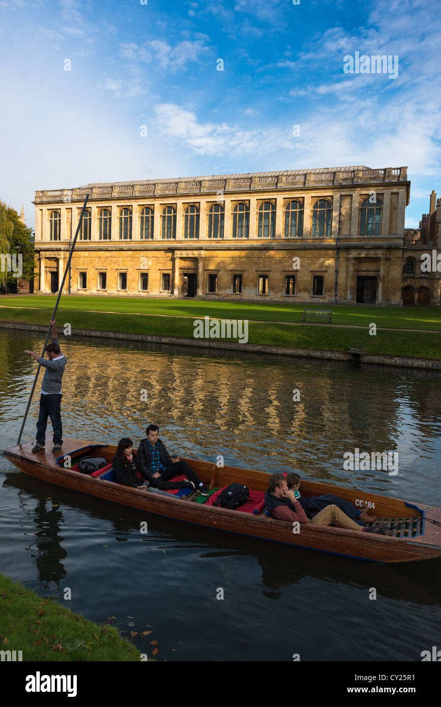 Die Wren Library, Trinity College in Cambridge, mit Stechkahn fahren vor, auf dem Fluss Cam, UK. Stockfoto