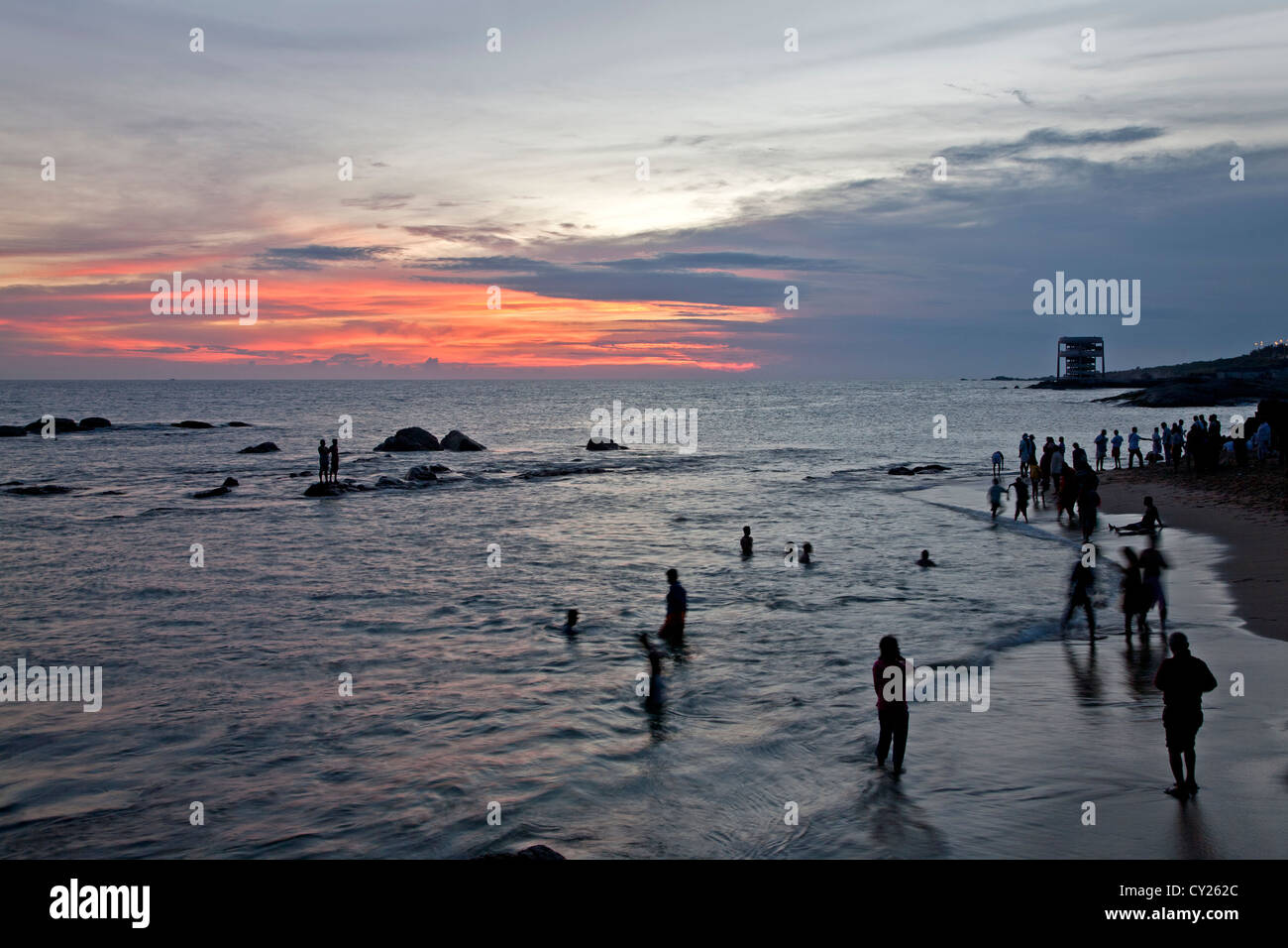 Hindu-Pilger im Meer baden. Kanyakumari. Tamil Nadu. Indien Stockfoto