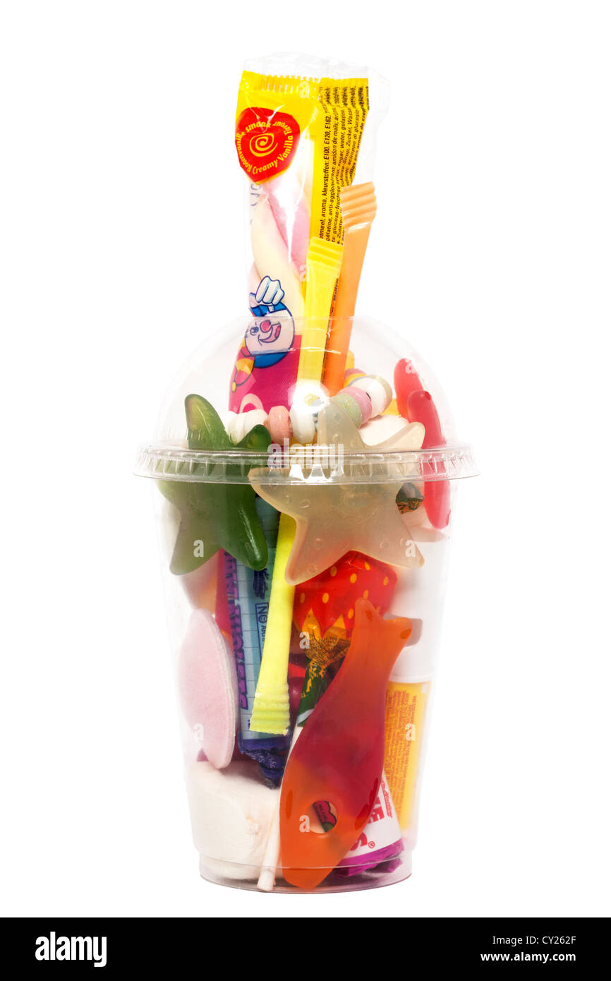 Eine Auswahl an Süßigkeiten Süßigkeiten auf weißem Hintergrund Stockfoto