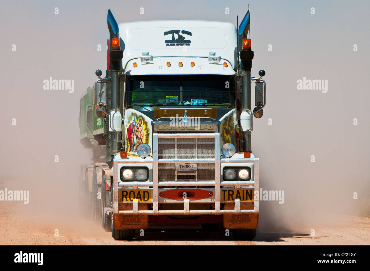 Road Train in einer Staubwolke auf einer einsamen Strecke. Stockfoto
