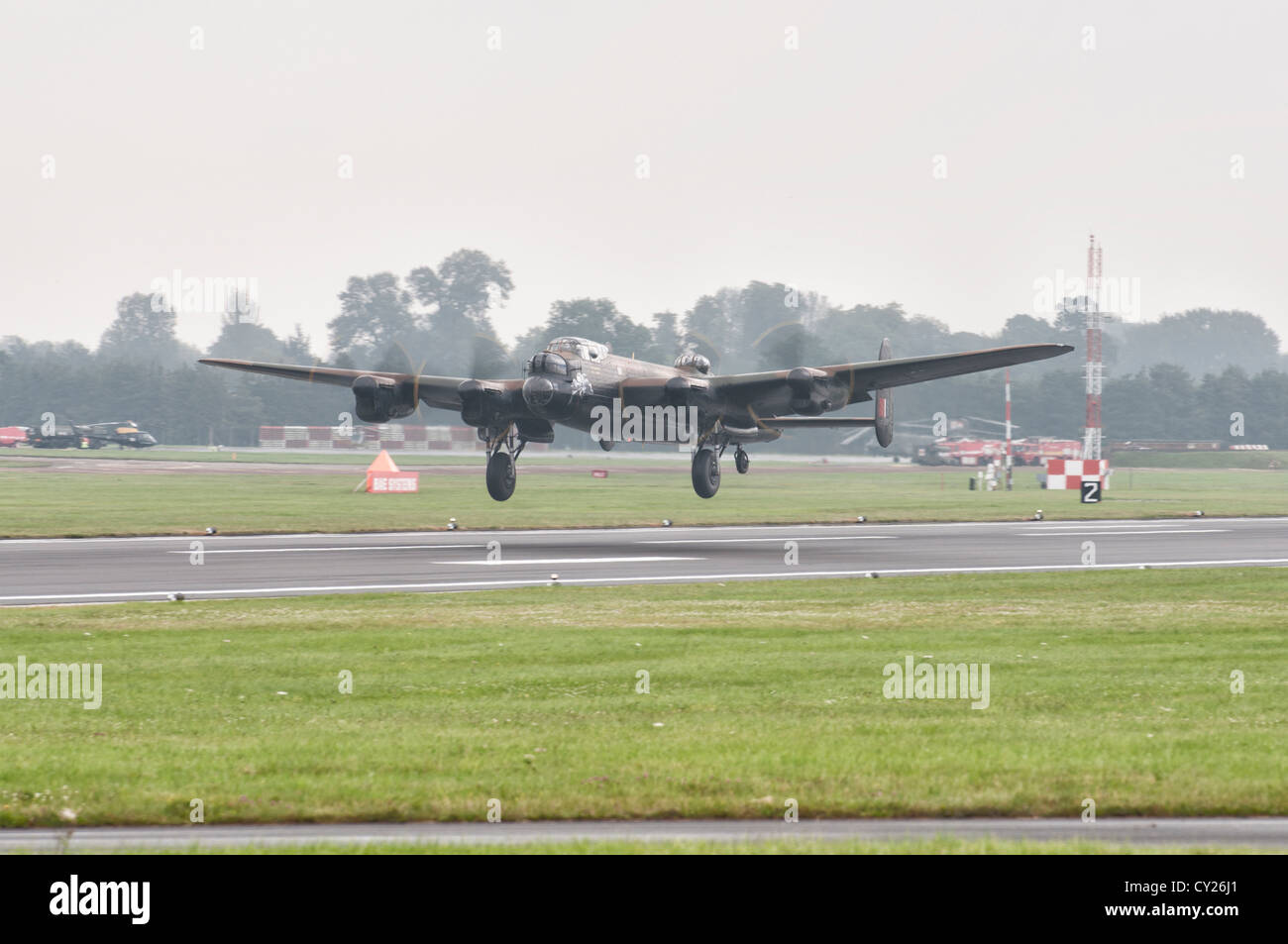 Avro Lancaster aus dem UK RAF Battle of Britain Memorial Flight startet RAF Coningsby von Fairford für seine RIAT-Anzeige Stockfoto