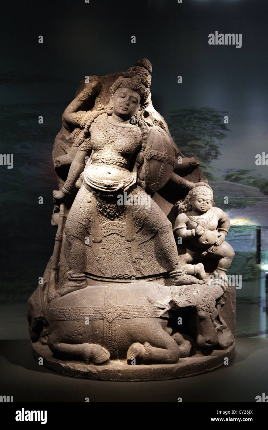 Aus dem 13. Jahrhundert stammende Andesit-Steinskulptur der hinduistischen Göttin Durga (Parvati), der Frau von Shiva, die den Büffeldämon Mahishasura tötete. Singasari-Meisterwerk. Stockfoto