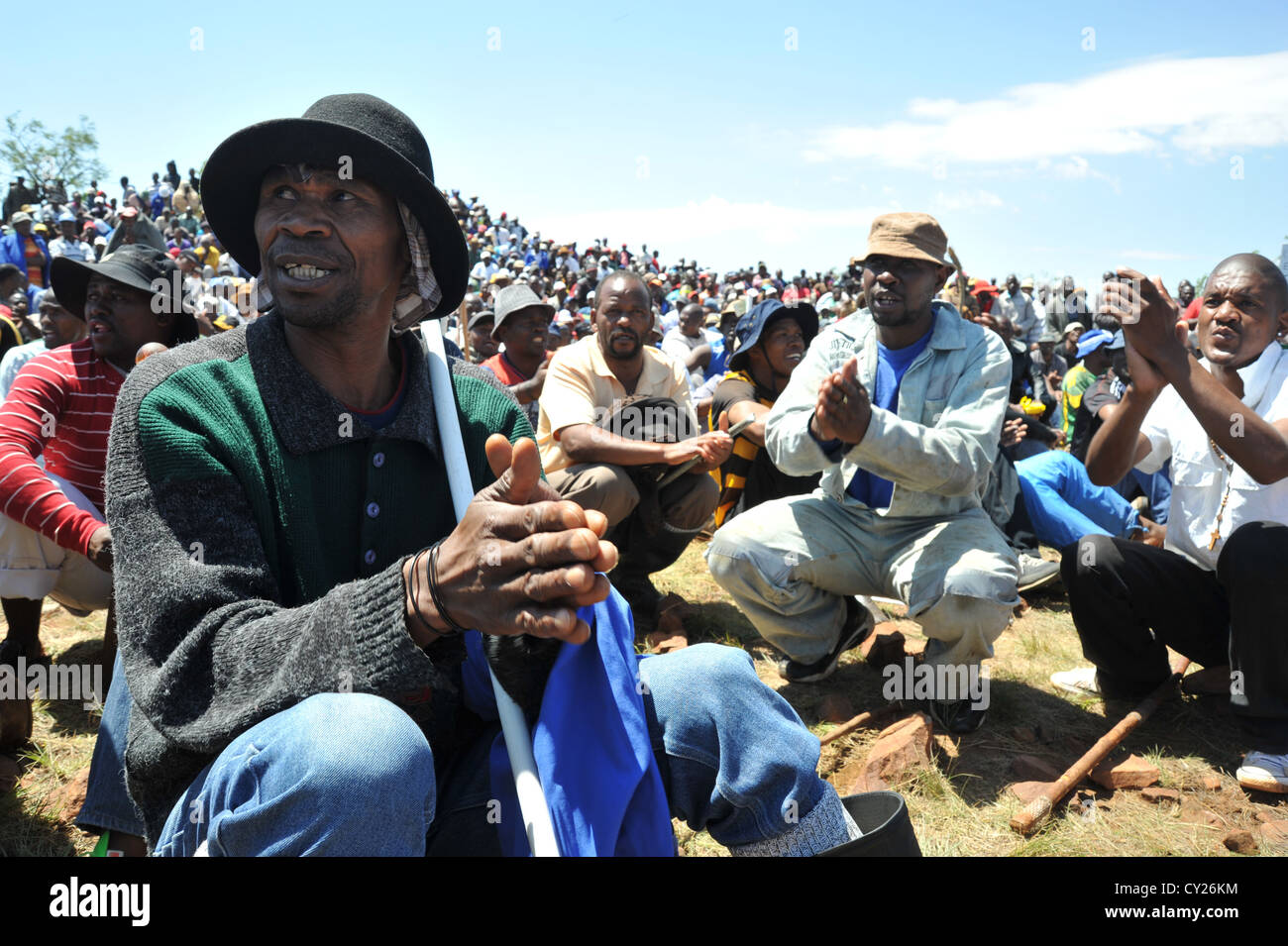 Mitglieder der südafrikanischen demokratischen sozialistischen Bewegung mit auffällig Bergleute aus Mponeng Goldmine in der Nähe von Johannesburg. Stockfoto