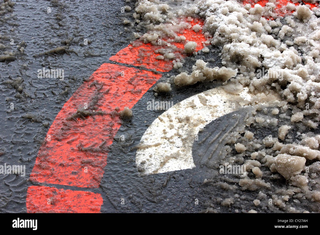 Straße Boden, Schilder, matschig, Schnee, Straßenglätte schmutzig, schlechtes Wetter, Winter verschneiten schlechte Straßenverhältnisse, photoarkive Stockfoto