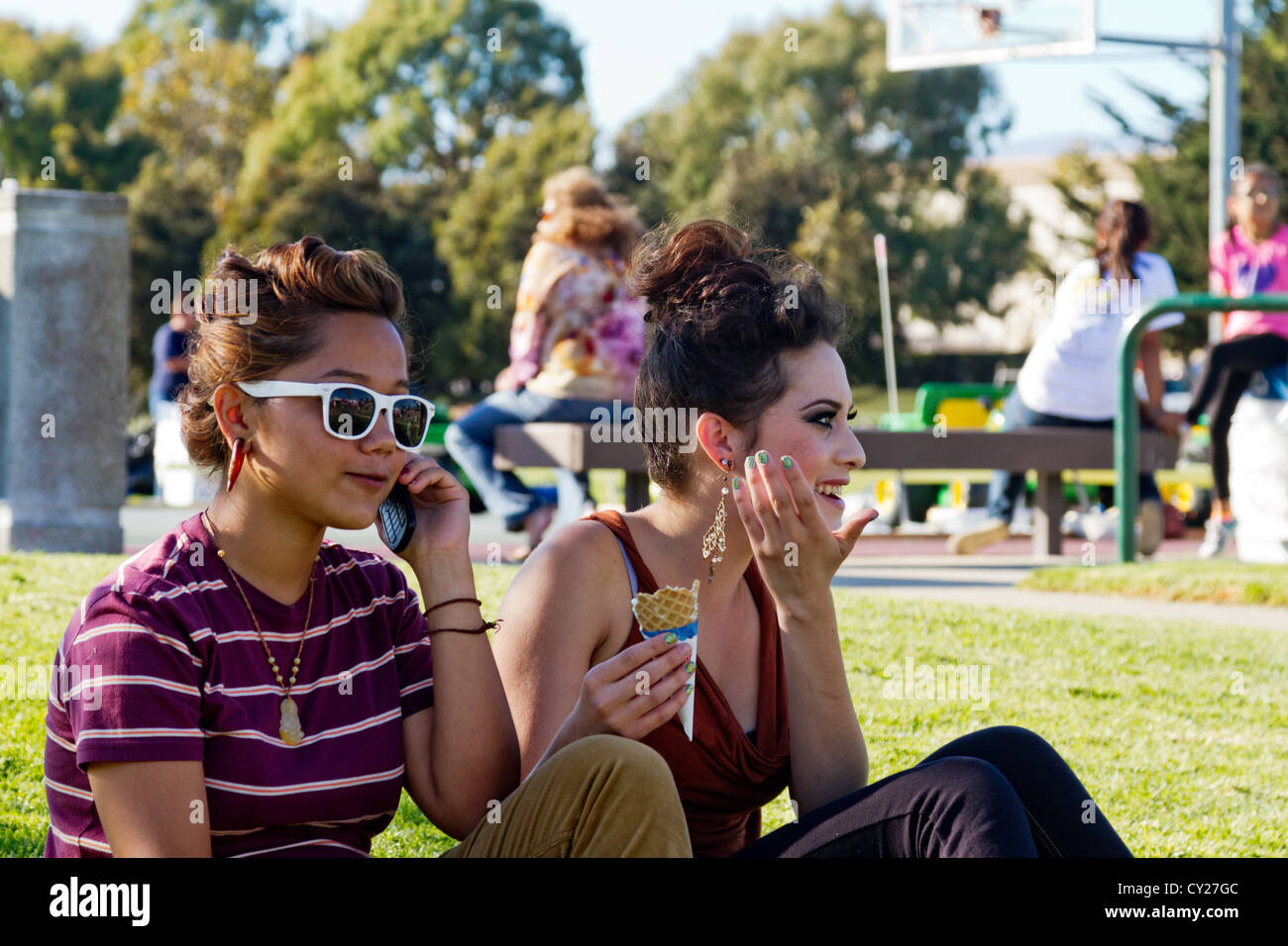 Junge Frauen genießen eine Festival in Goleta, Kalifornien Stockfoto