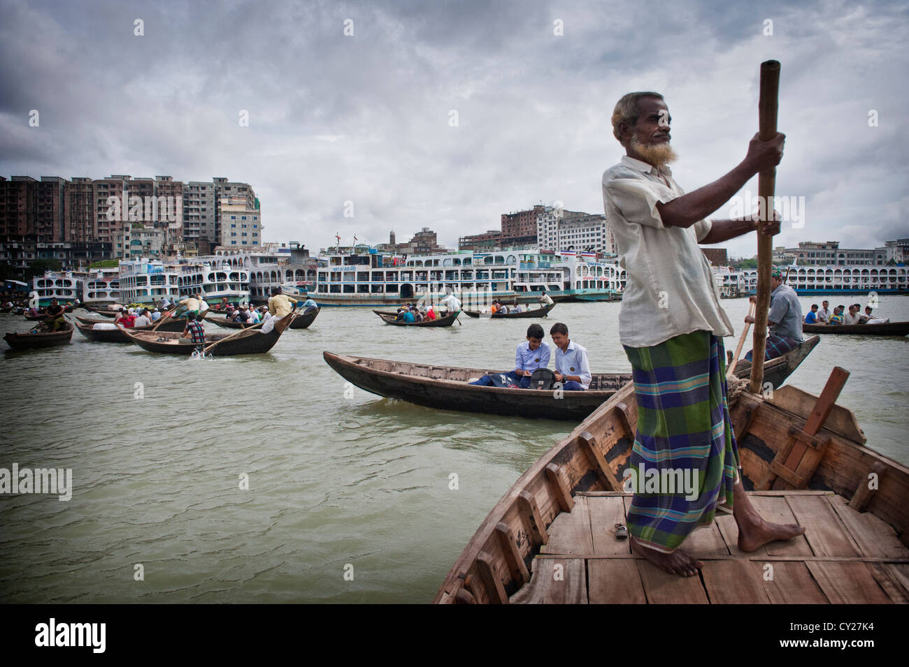 Fährmann am Fluss Buriganga, Dhaka, Bangladesch Stockfoto