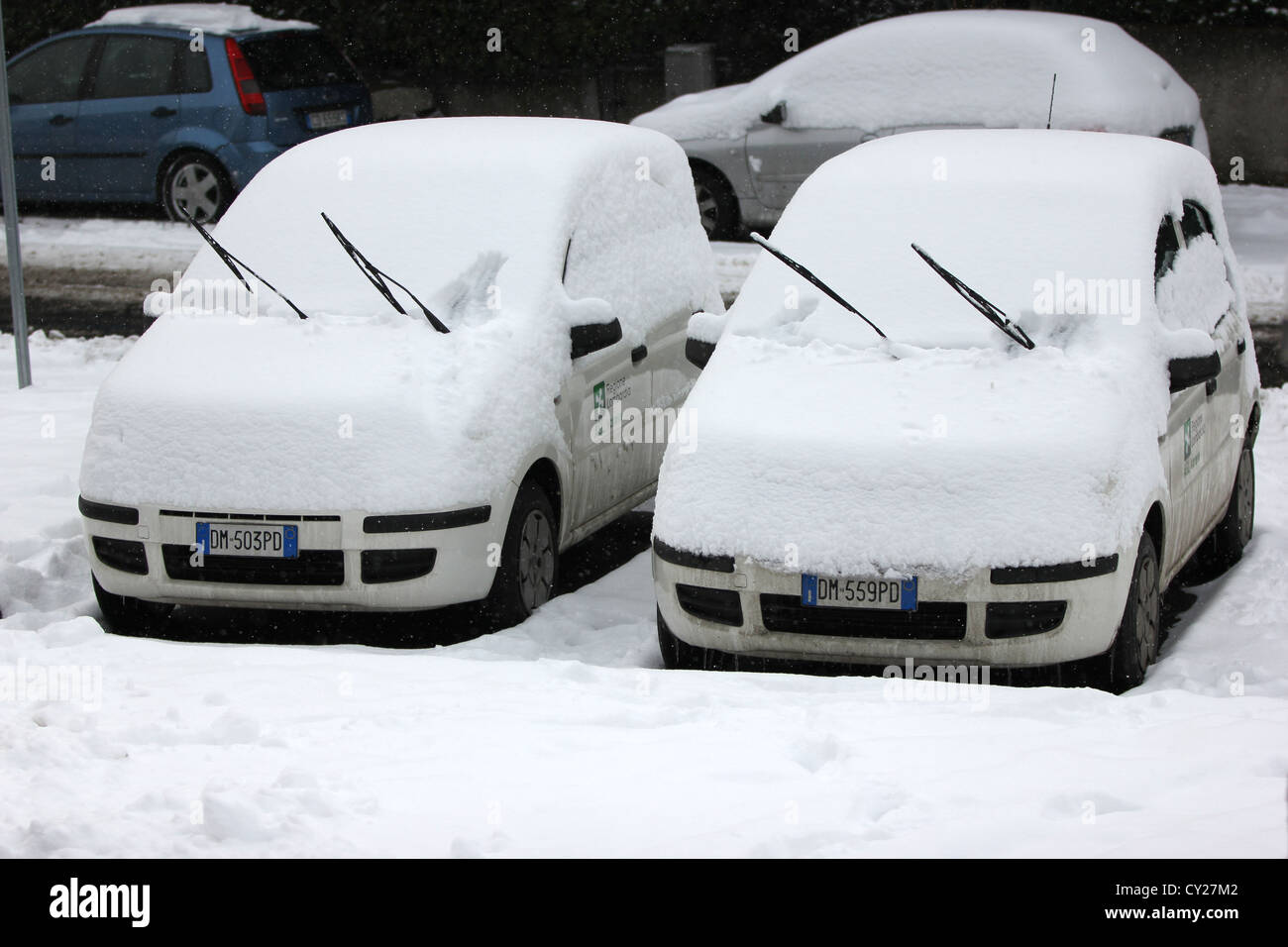 zwei identische Autos decken im Schnee, Winter, Winterstraßen, Parkplätze, Verkehr bei schlechtem Wetter, Photoarkive Stockfoto