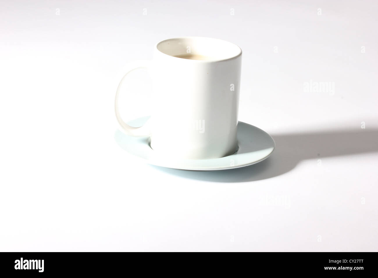 MUP Tee mit Untertasse gegen einen hellen Hintergrund Studio gedreht, photoarkive Stockfoto
