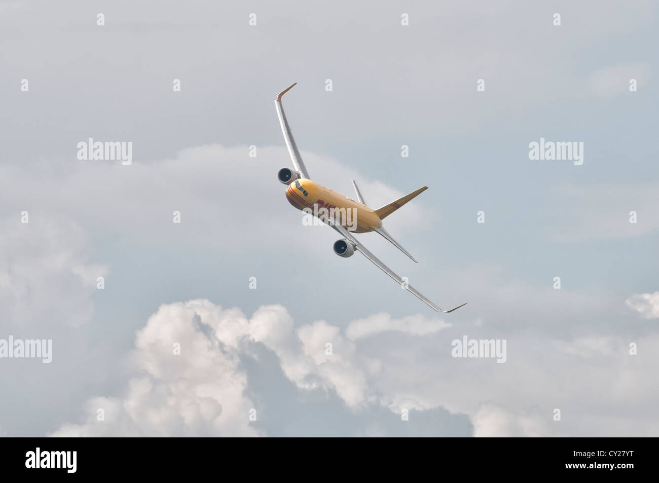 Internationalen Kurier- und DHL Freight Organisation demonstrieren ihre Boeing 767 3JHF Cargo Flugzeug G-DHLF bei der RIAT 2012 Stockfoto
