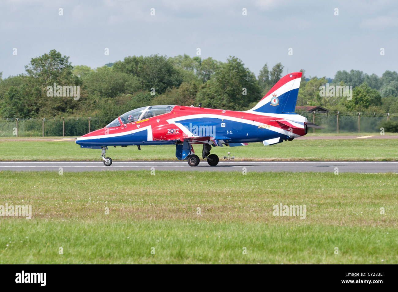 BAe Hawk T1 Jet-Trainer auf der Piste nach der Anzeige bei der 2012 Royal International Air Tattoo RAF Fairford, England. Stockfoto
