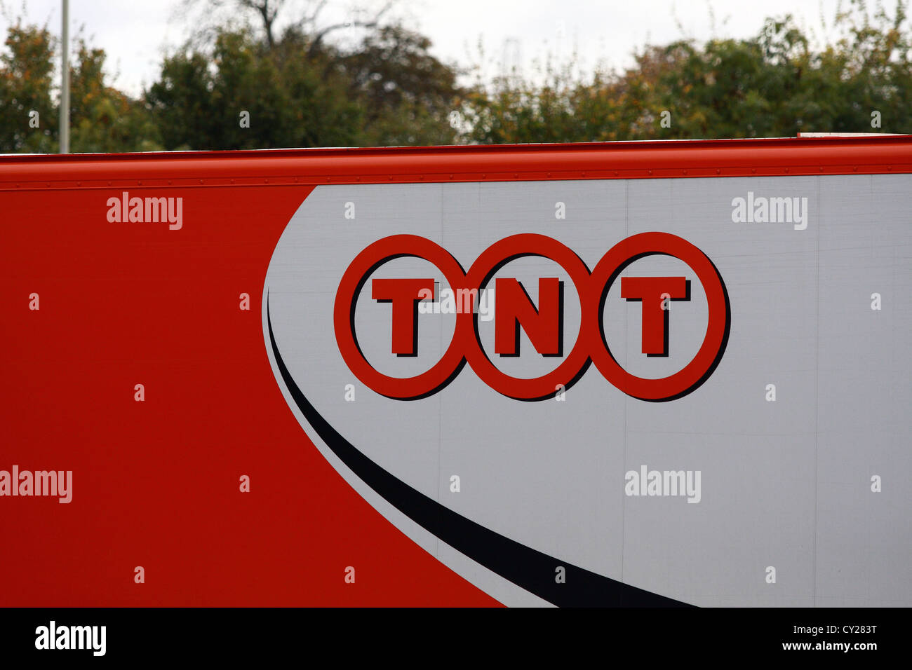 Teil des Anhängers eines "TNT" LKW Reisen entlang einer Straße in London, England Stockfoto