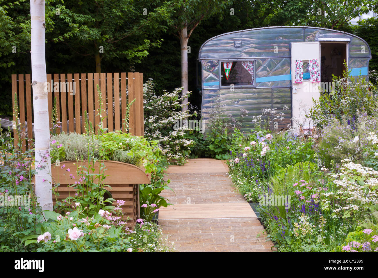 Blick auf den modernen Garten. Ein Fest der Caravaning - RHS Chelsea Flower Show 2012. Design: Jo Thompson Stockfoto
