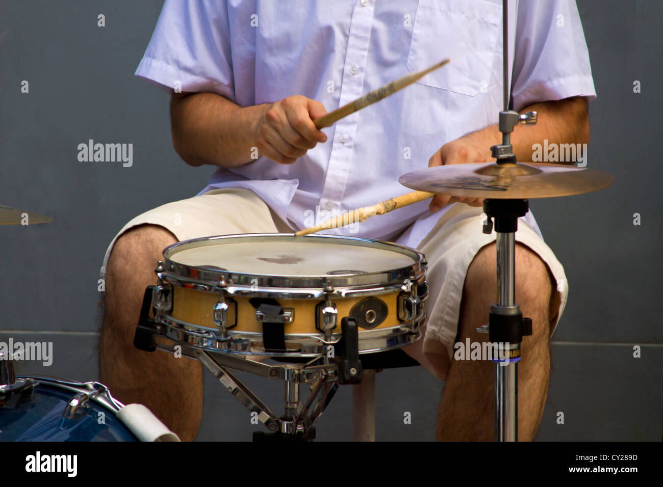 Schlagzeuger Drumming im Freien unter der Sonne Stockfoto