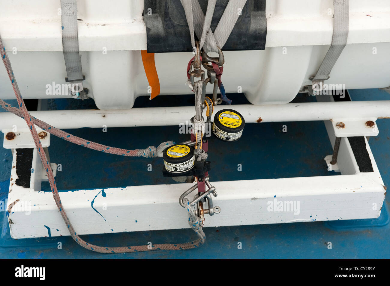 Automatische Wasser-Sensor auf aufblasbare Rettungsinsel Stockfoto