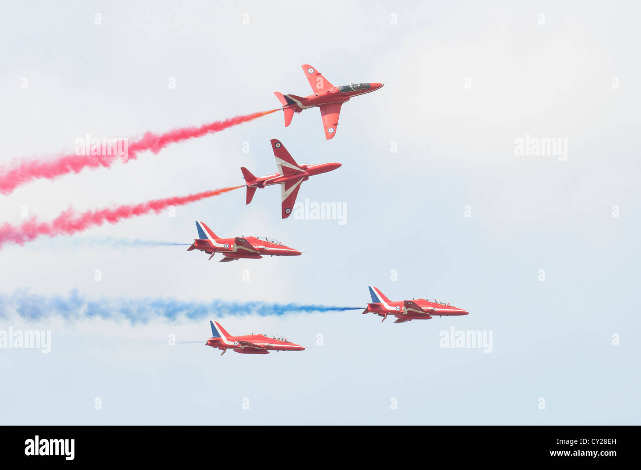 British Royal Air Force militärischen Kunstflug Display Team der Red Arrows brechen Formation mit Rauch auf 2012 RIAT Stockfoto