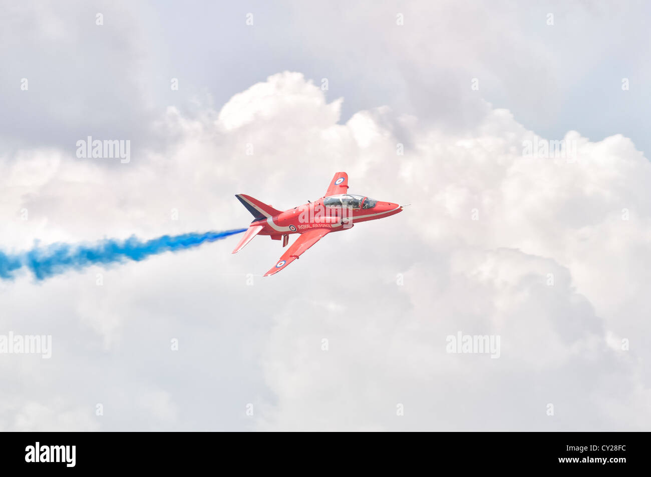 British Red Arrows Hawk XX323 richtet für das berühmte zwei Schiff Kreuz über Manöver an der 2012 RIAT über RAF Fairford Stockfoto