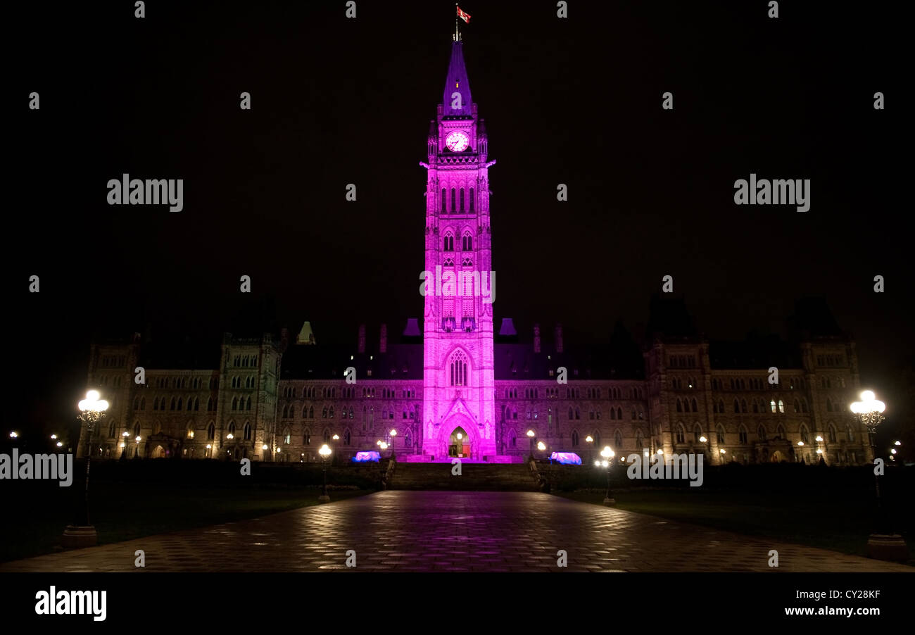 Der Peace Tower, das Zentrum des kanadischen Parlaments, beleuchtet wurde zu Ehren der internationale Tag der Mädchen Rosa Stockfoto