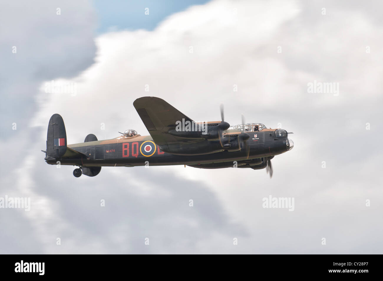 Ikonische britische Weltkrieg 2 militärische Bomber Avro Lancaster Ident PA474 von der UK RAF Battle of Britain Memorial Flight Stockfoto