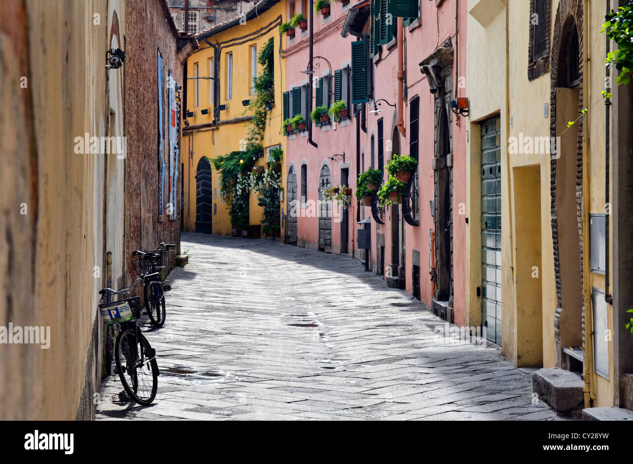Lucca Italien, bunte Straße und Hausfassaden Stockfoto